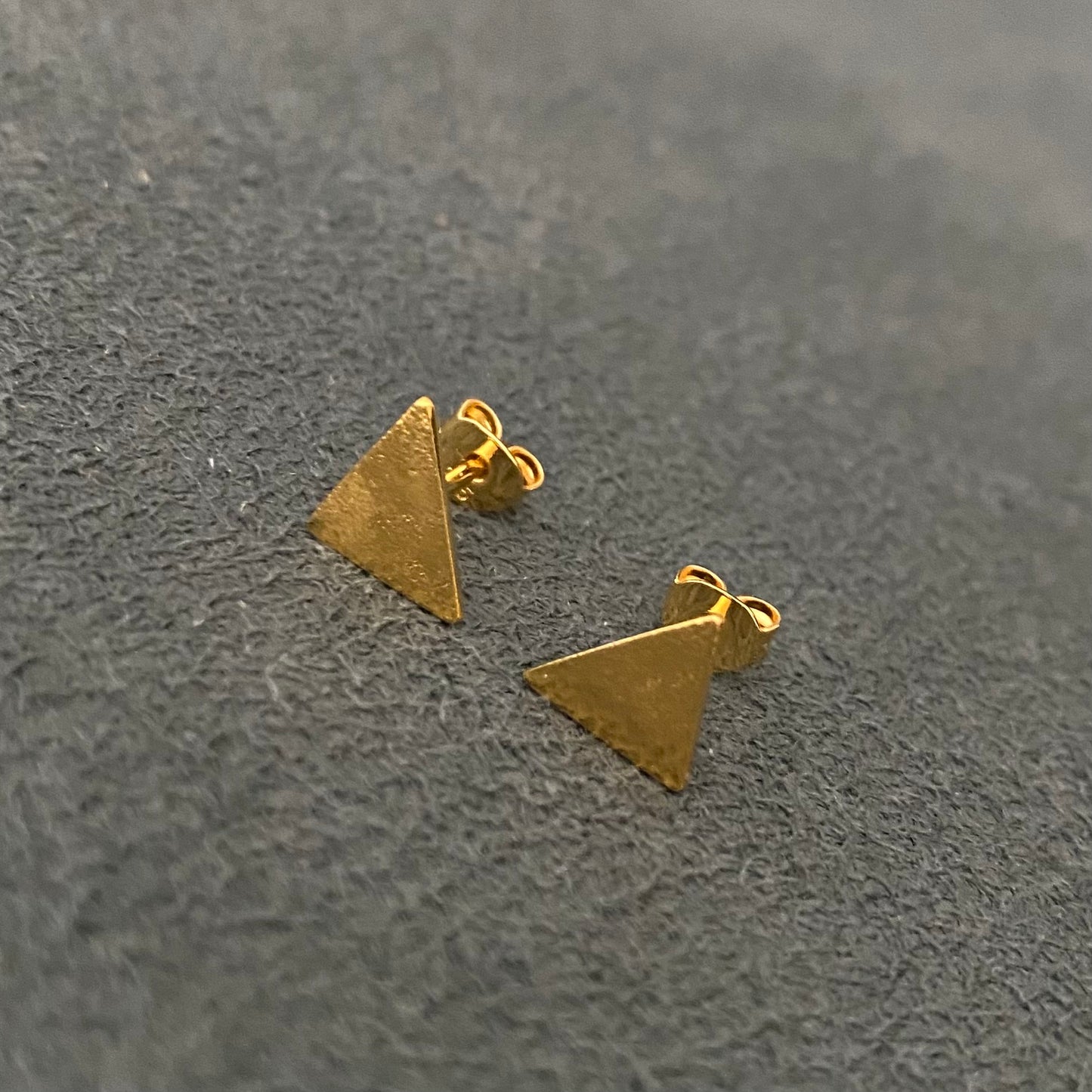 Velvet Oorbellen Tiny driehoekjes - Verguld Zilver - Snel leverbaar